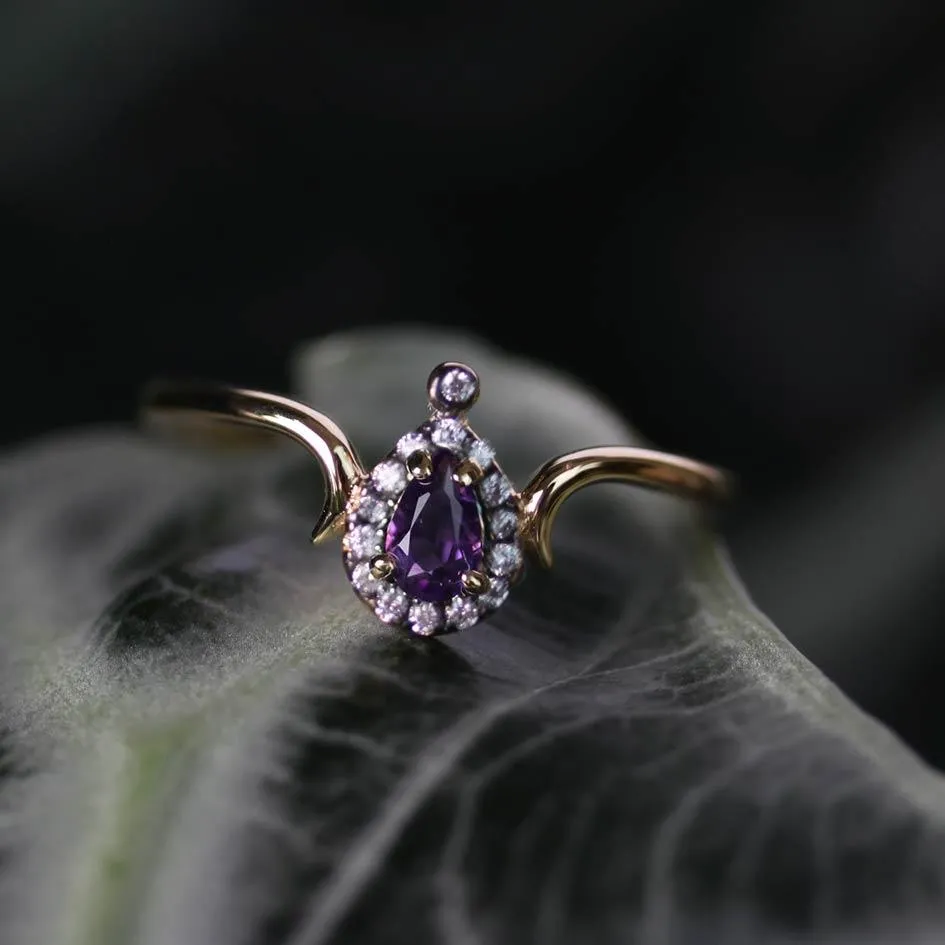 MONTAGUE. Amethyst Teardrop Gold Ring